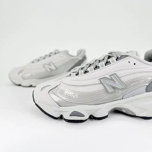New Balance White And Gray Sneakers